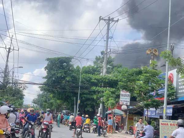 TP HCM: Cháy cửa hàng sơn rồi lan sang nhà dân, thiệt hại nhiều tài sản