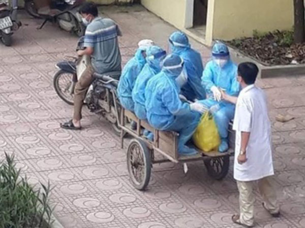 Cảm động trước hình ảnh các tình nguyện viên, bác sĩ chống dịch ngồi xe kéo đi làm nhiệm vụ