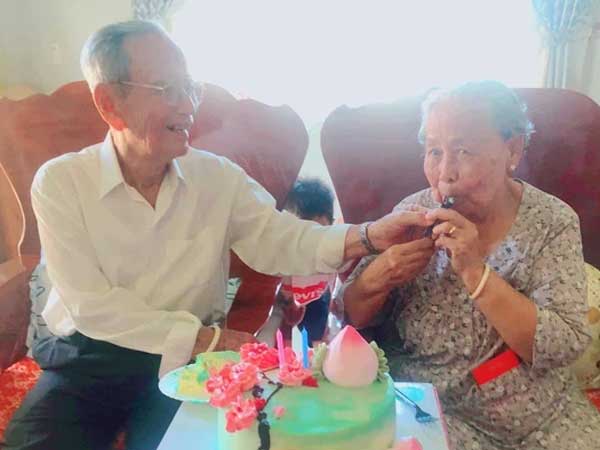 Cuộc gặp mặt nhờ mai mối và chuyện tình kéo dài hơn 6 thập niên của 2 ông bà khiến tất cả ngưỡng mộ