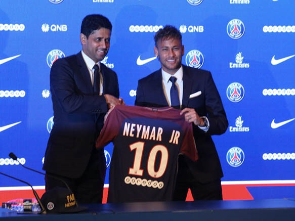 Neymar kiếm được bao nhiêu từ việc gia hạn với PSG và giá trị tài sản ròng như thế nào?