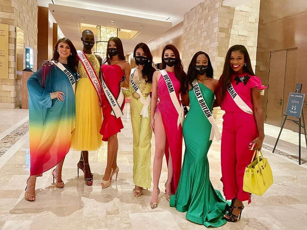 Khánh Vân diện váy xẻ cao đọ chân dài miên man bên dàn đối thủ Miss Universe, xoay 1 cú khiến dân tình 'toát mồ hôi'