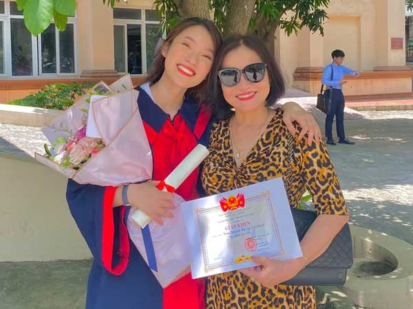 Khánh Vy '7 thứ tiếng' lần đầu tiết lộ câu chuyện được mẹ sinh ra khi đã ở tuổi 40 khiến nhiều người xúc động