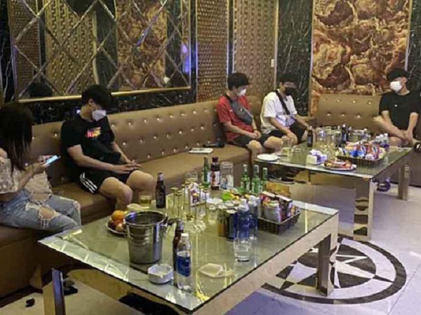 Hải Phòng: Bắt quả tang nhóm người nước ngoài vào quán karaoke hát hò, hút bóng cười với nữ tiếp viên giữa mùa dịch