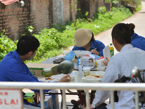 Toàn cảnh phong toả một xã có 7 ca mắc Covid-19 ở Hà Nội: Người dân tiếp tế lương thực giữa trưa nắng