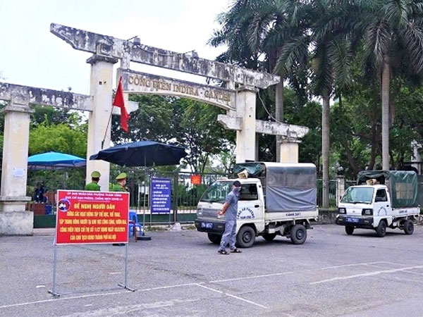 Video: Lập chốt ngăn người dân trèo rào tập thể dục tại công viên