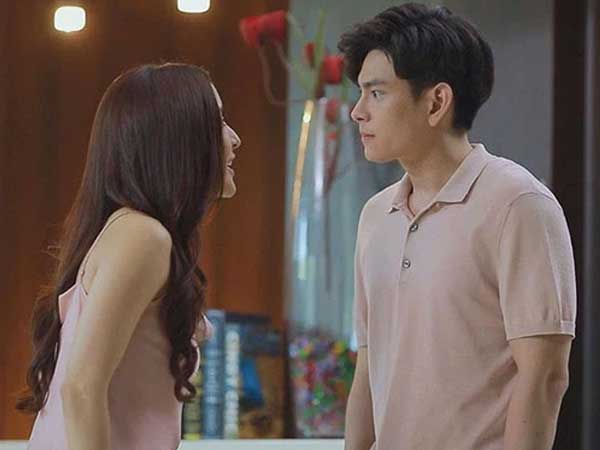 11 giờ đêm chồng lao đến thay bóng đèn hỏng cho vợ cũ, cô vợ bầu đủng đỉnh đến sau cho anh ta một màn 'chết lặng'