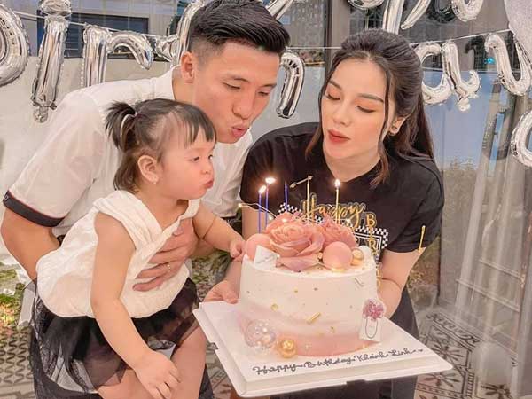 Bà xã Bùi Tiến Dũng thông báo mang bầu 'tập 2', bé Sushi chính thức lên chức chị
