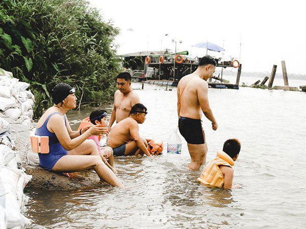 Dịch bệnh phức tạp, nhiều người vẫn đổ xô ra bãi giữa sông Hồng 'giải nhiệt'