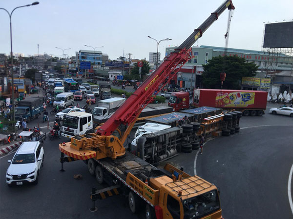 TP.HCM: Xe container lật ngang ngay ngã tư, 2 tuyến Quốc lộ tê liệt hàng giờ