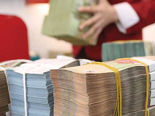 Lãi suất liên ngân hàng tăng mạnh do một vài ngân hàng lớn