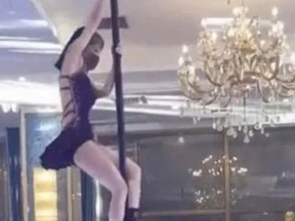 Quan khách 'đỏ mặt' trước màn múa cột trong đám cưới