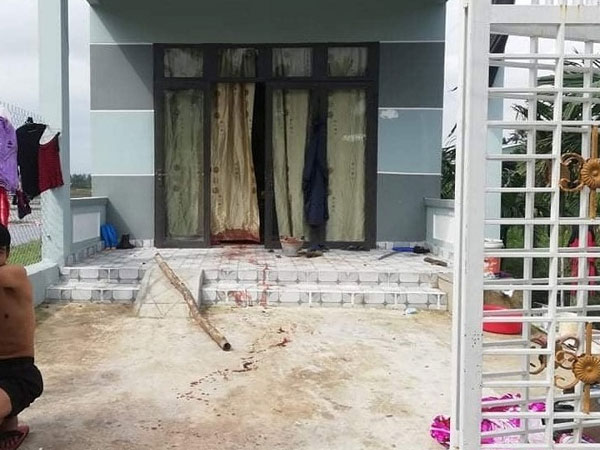 Con trai ngáo đá dùng dao uy hiếp bố mẹ, đánh đập 2 con