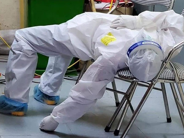 Hình ảnh xúc động trong ngày có tới 129 ca mắc COVID-19 mới: Nhân viên y tế kiệt sức ngủ gục tại chỗ, tình nguyện viên ngồi xe kéo ra 'tiền tuyến' chống dịch