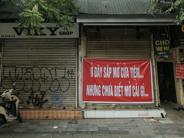 COVID-19 quay trở lại, 'siêu mặt tiền' trên phố cổ Hà Nội ế ẩm treo biển 'sắp mở cửa tiệm nhưng chưa biết mở cái gì'
