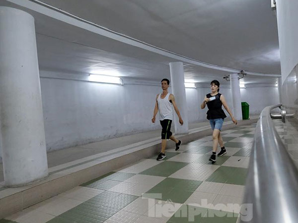 Hà Nội: Trốn lực lượng chức năng, người dân chui xuống hầm đi bộ tập thể dục