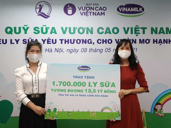 1,7 triệu hộp sữa sẽ được Vinamilk sẽ gửi đến trẻ em khó khăn qua quỹ sữa vươn cao Việt Nam
