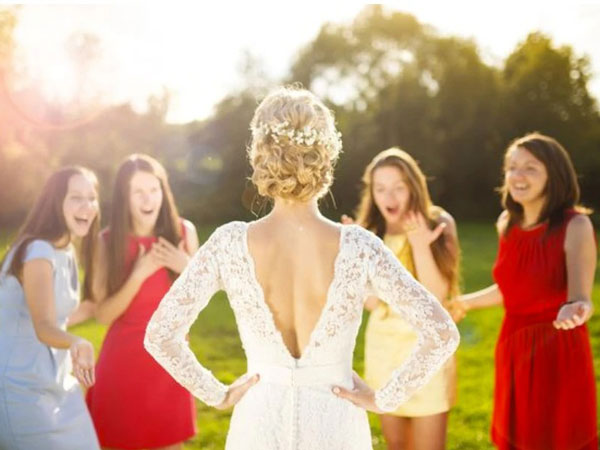 Bạn thân yêu cầu cắt ngắn mái tóc dài mét rưỡi mới cho dự đám cưới, cô gái trẻ hoang mang đăng đàn xin tư vấn thì nhận được câu trả lời vô cùng hả hê