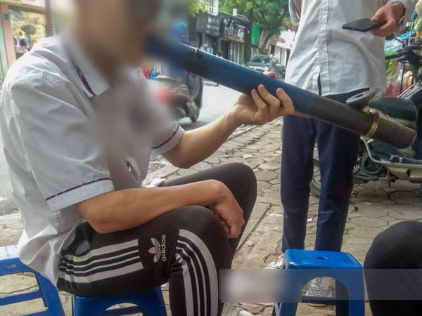 Ảnh, video: Học sinh ở Hà Nội phì phèo thuốc lào, chửi bạn, xúc phạm giáo viên bằng đủ thứ ngôn ngữ tục tĩu
