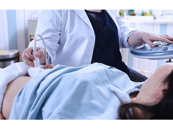 Vừa chia tay người yêu thì nhận 2 tin sét đánh: Mang bầu và bị u tuyến giáp, mẹ đơn thân quyết giữ lại con khiến dân tình không biết khuyên thế nào