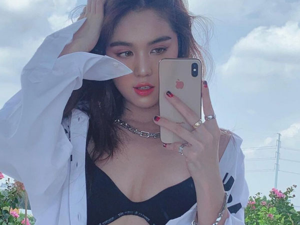 Ngọc Trinh 'toang' hết cả áo sơ mi khoe đôi gò bồng đảo nóng bỏng