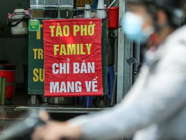 Cận cảnh quán ăn, cà phê đồng loạt treo biển 'chỉ bán hàng mang về'