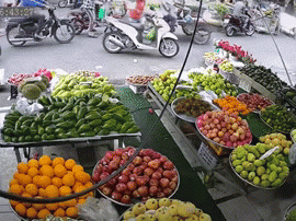 Video: Mẹ quên tắt máy, bé trai vặn tay ga đâm nát hàng loạt rổ hoa quả ở chợ