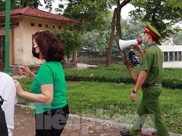 Hà Nội lập chốt ngăn người dân 'vượt rào' tập thể dục ở công viên, vườn hoa