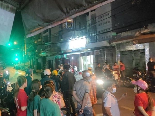Nam thanh niên bị truy sát, chém gục ngay trên đường