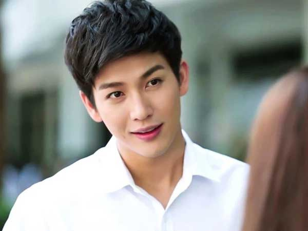 Thấy vợ hay ở trong nhà tắm cả tiếng đồng hồ, tôi tò mò nhìn vào rồi chết lặng với hành động của cô ấy