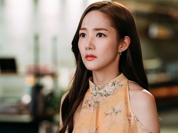Tôi ra ngõ mua bột canh rồi về nhà thì bàng hoàng trước cảnh mẹ chồng ôm bàn chân toé máu, luôn miệng đay nghiến con dâu