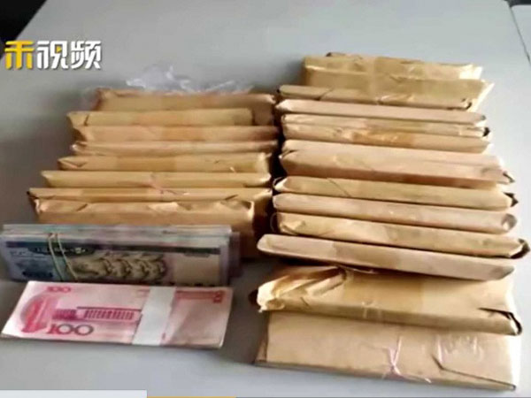 Hai chị em nghèo nhặt 1,8 tỷ đồng trả lại người mất được cảnh sát trao bằng khen nhưng boss cuối lại chiếm trọn spotlight