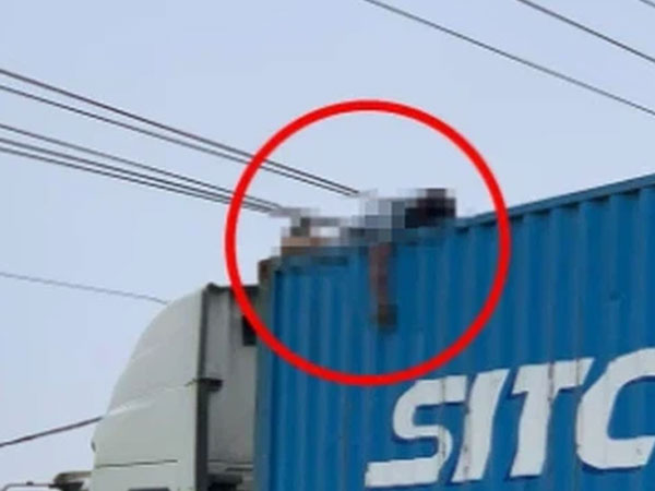 Trèo lên gỡ dây điện, khoảnh khắc tài xế bị giật tử vong trên thùng container khiến ai cũng rụng rời