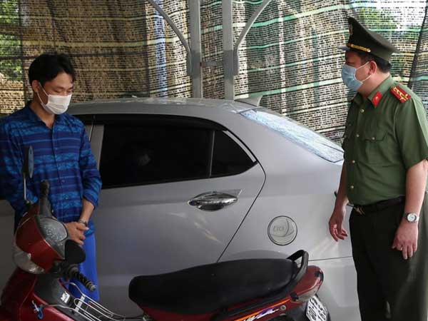 Siết cổ tài xế cướp taxi không thành, đối tượng quay sang cướp xe máy