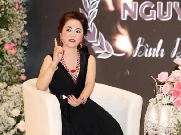 NS Kim Tử Long livestream lên tiếng về vụ bà Phương Hằng thách thức dàn sao, kêu gọi nghệ sĩ liên quan làm rõ thực hư