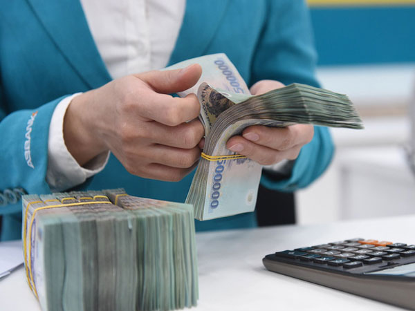 Lãi suất gửi thấp, tiền nhàn rỗi vẫn trở lại ngân hàng