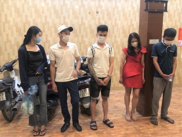 Bắt quả tang 5 thanh niên nam, nữ thuê nhà nghỉ làm chuyện 'mờ ám'