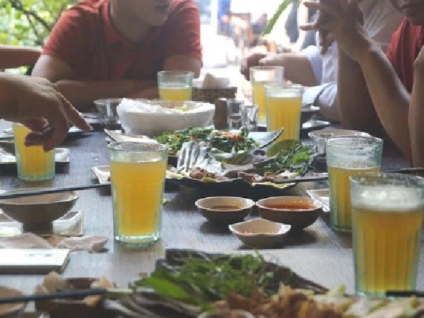 Nữ nhân viên quán bia dương tính, cách ly 35 F1