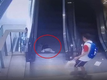 Bố mải buộc dây giày, bé trai 1 tuổi ngã sấp mặt vào thang cuốn trung tâm mua sắm, 3 ngón tay bị kẹt đứt lìa