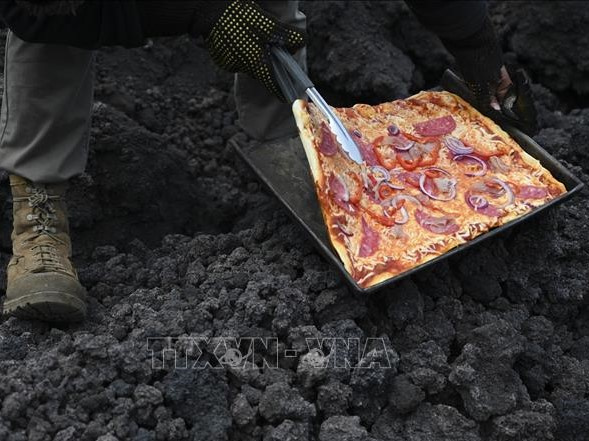 Độc đáo bánh pizza nướng bằng hơi nóng dung nham núi lửa