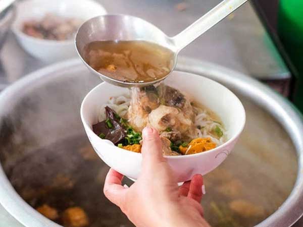 Các gia đình cần bỏ ngay sai lầm này khi ăn bún phở buổi sáng vì có thể làm hại thận, hại dạ dày