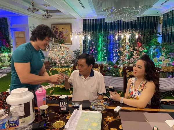 Xuất hiện hình ảnh bên trong dinh thự gia đình bà Phương Hằng và ông Dũng 'lò vôi' đang sống, nhưng khiến nhiều người bị khó hiểu vì một điểm kỳ lạ trong căn nhà!?