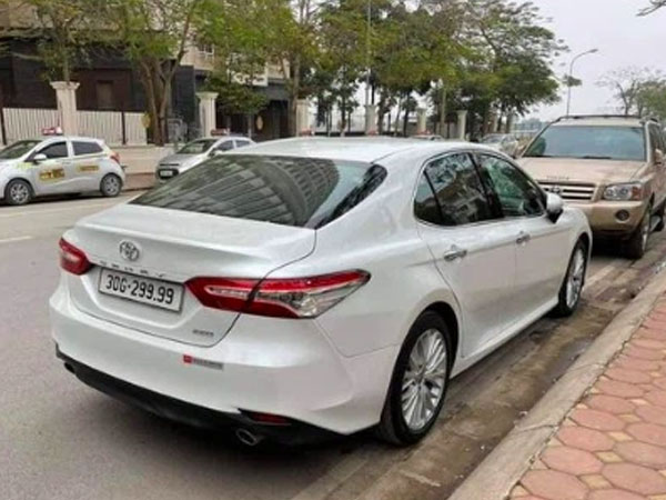 ‘Lỡ tay’ bốc biển tứ quý ‘299.99’, chủ xe rao giá Toyota Camry chạy lướt 5.000km đắt ngang Lexus ES 250