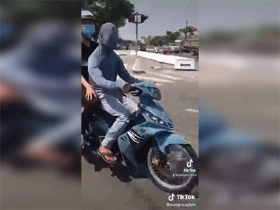 Kinh hoàng clip nam thanh niên trùm kín đầu chạy xe máy lạng lách đánh võng trên đường phố Đà Nẵng