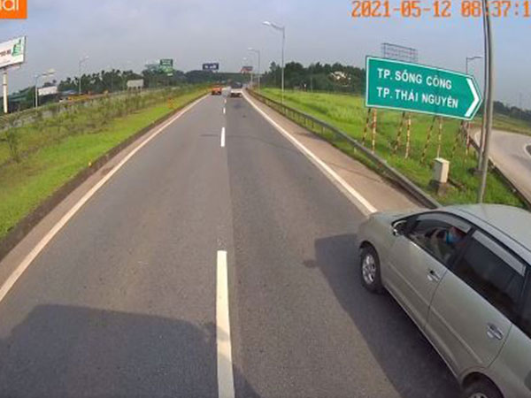 Phạt 17 triệu đồng nữ tài xế đi lùi trên cao tốc Hà Nội - Thái Nguyên