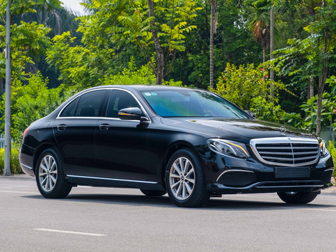 Chạy lướt 20.000km, Mercedes-Benz E-Class hạ giá chỉ đắt hơn Honda Accord 'lăn bánh' khoảng 300 triệu đồng