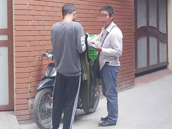 Nổi cáu vì 1 buổi đi làm mà 7 lần phải chạy xuống nhận đồ ship thay vợ, chồng đăng đàn xin phân xử ai dè bị mắng ngược vì lý do này