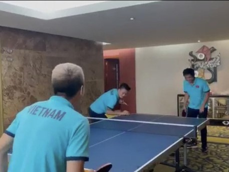 Quang Hải, Tuấn Anh đối đầu Công Phượng, Văn Vũ trong trò chơi bóng bàn: 'Chân đã khéo tay còn khéo hơn'
