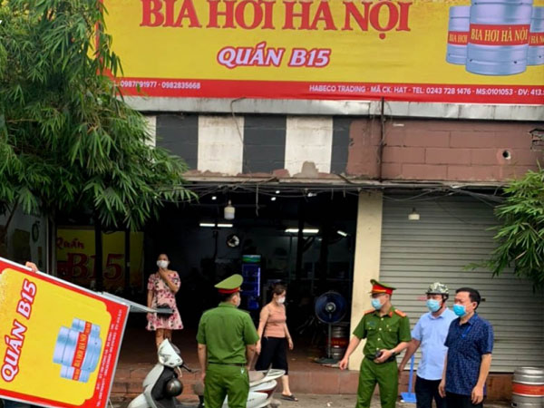 Các quán bia ở Hà Nội tuân thủ quy định phòng dịch Covid-19