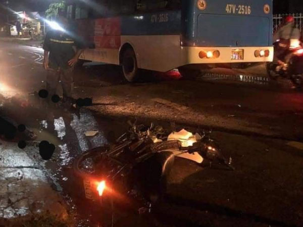 Xe buýt và xe máy tông nhau trực diện, 2 người tử vong tại chỗ