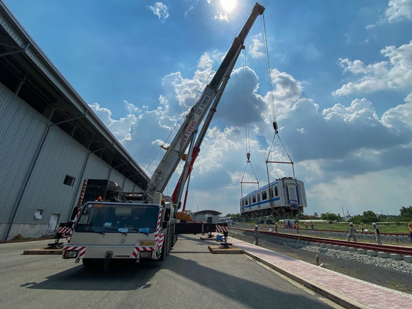 TP.HCM: Toàn cảnh lắp ráp đoàn tàu Metro số 1 nặng 37 tấn vào đường ray, sẵn sàng chạy thử